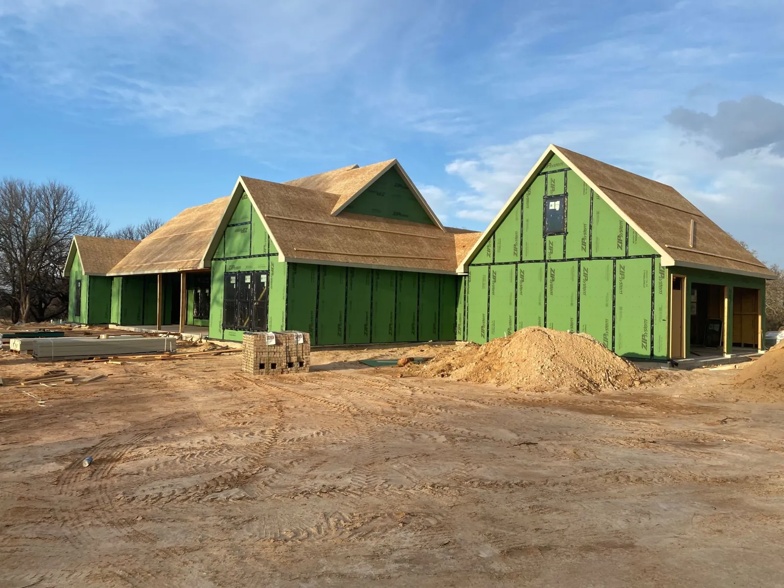 Casa forrada en ZIP System con el techo en OSB, en un lote de tierra